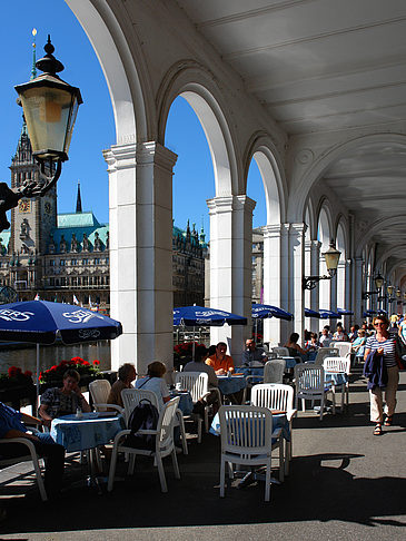 Foto Blick durch die Bögen der Alster Arkaden auf das Rathaus - Hamburg