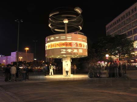 Weltzeituhr bei Nacht Fotos