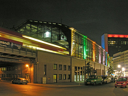 Fotos Bahnhof Friedrichstraße bei Nacht | Berlin