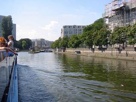 Gebäude an der Spree Foto 
