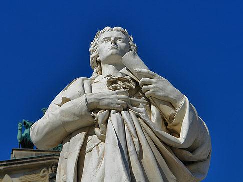 Schillerdenkmal mit Konzerthaus Foto 