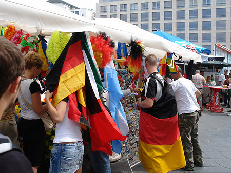 Fotos Fan-Artikel-Verkauf am Potsdamer Platz | Berlin
