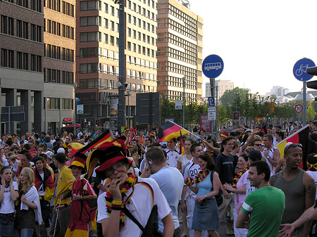 Straßenjubel am Potsdamer Platz Fotos