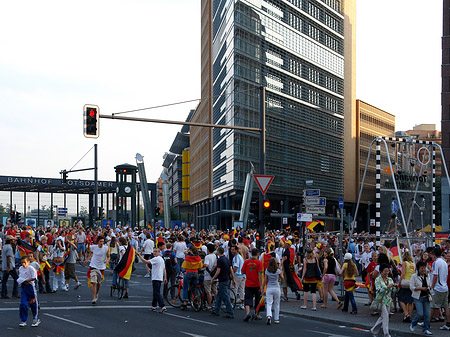 Foto Straßenjubel am Potsdamer Platz