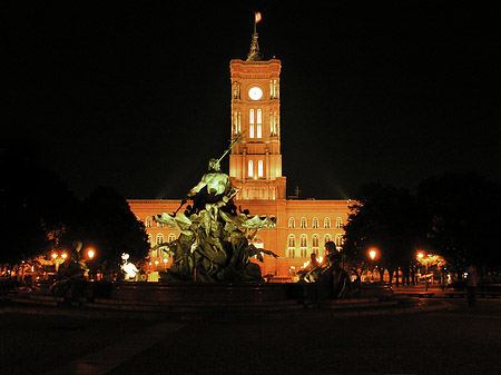 Fotos Rotes Rathaus bei Nacht | Berlin