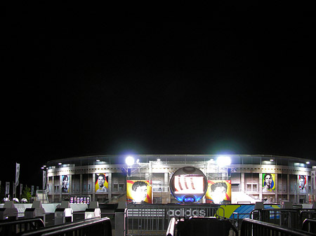 Foto World of Football bei Nacht