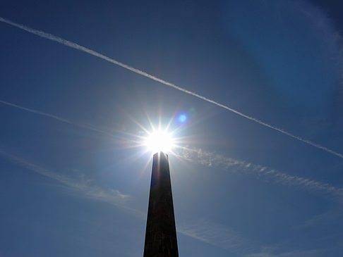 Obelisk in der Sonne Fotos