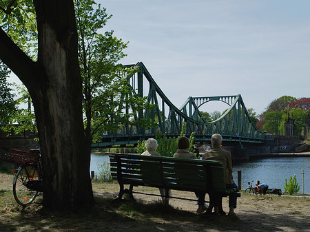 Brücke mit Ufer Fotos