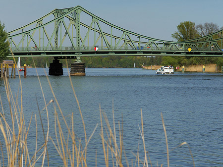 Brücke mit Ufer Fotos