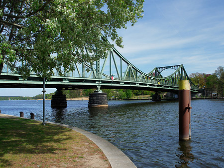Foto Brücke mit Ufer