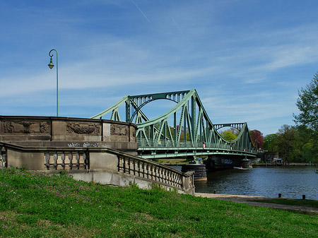 Foto Brücke mit Ufer - Potsdam