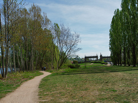 Brücke mit Ufer