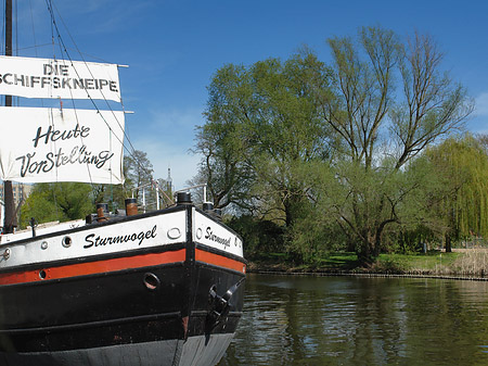 Schiff mit Ufer Fotos