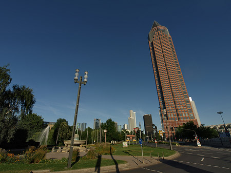 Messeturm mit Ludwig-Erhard-Anlage Foto 