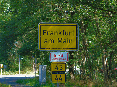 Ortseingangsschild Frankfurt