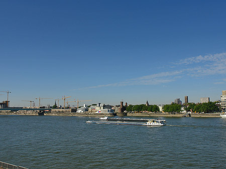 Schiff fährt über den Rhein